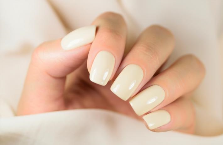 Unha de gel para noivas: a técnica que promete fazer a sua manicure durar até a lua de mel!