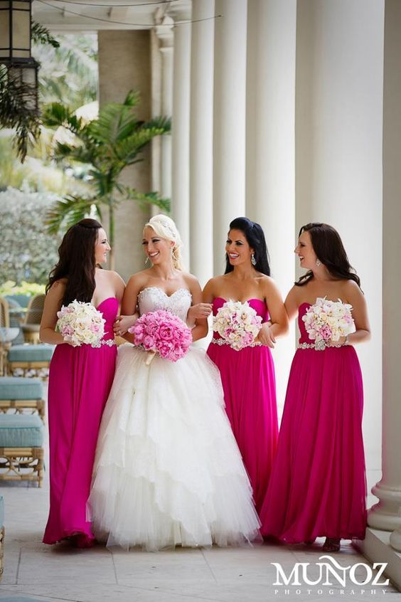Noiva e mulheres com vestido pink
