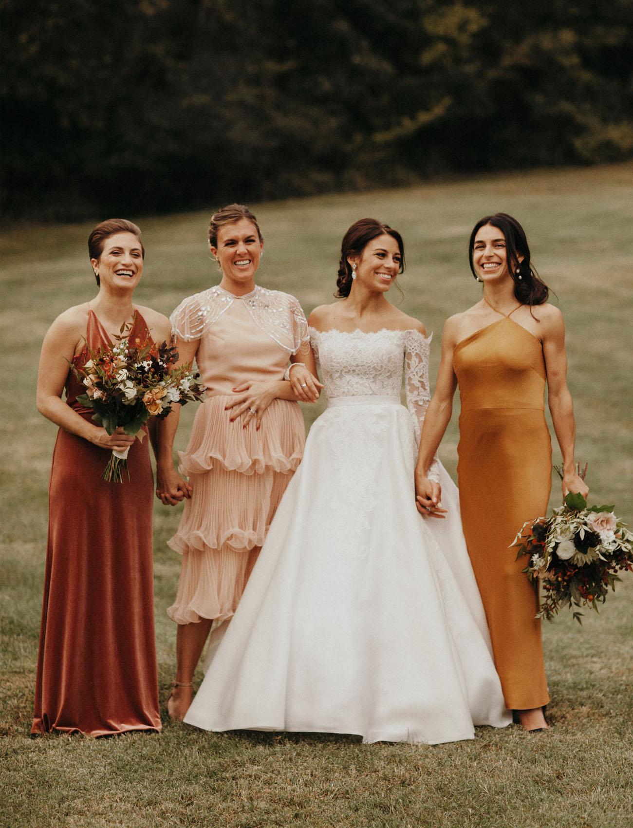 Noiva e madrinhas de vestido terracota