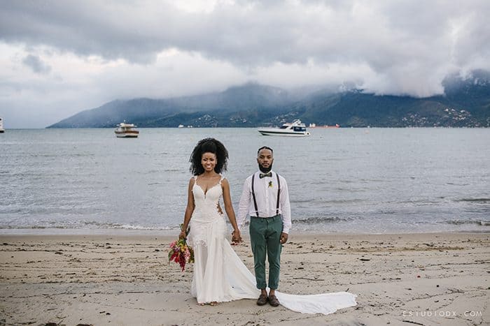 Casamento pé na areia tropical com a brisa e barulhinho do mar em São  Sebastião - Mayara & Fabrício