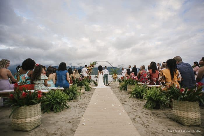 Casamento pé na areia tropical com a brisa e barulhinho do mar em São  Sebastião - Mayara & Fabrício