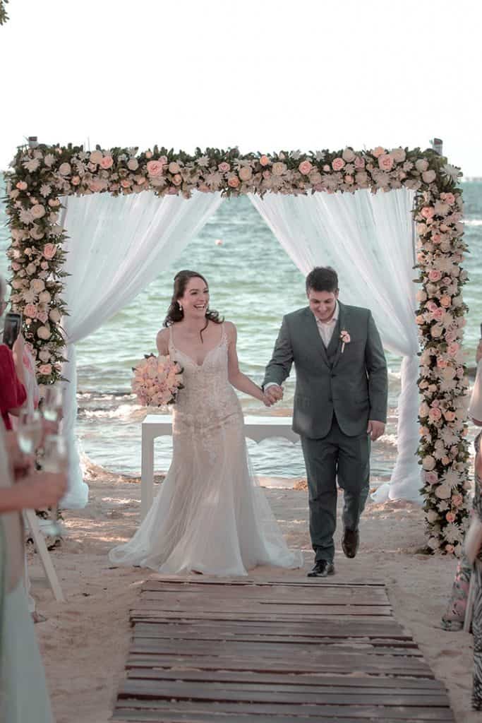 Destination wedding pé na areia em tarde iluminada com o azul do céu em Cancún &#8211; Milena &#038; Bruno