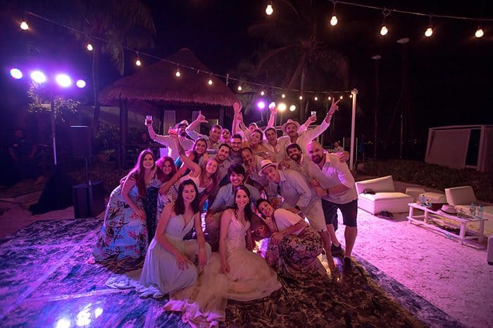 Destination wedding pé na areia em tarde iluminada com o azul do céu em Cancún &#8211; Milena &#038; Bruno