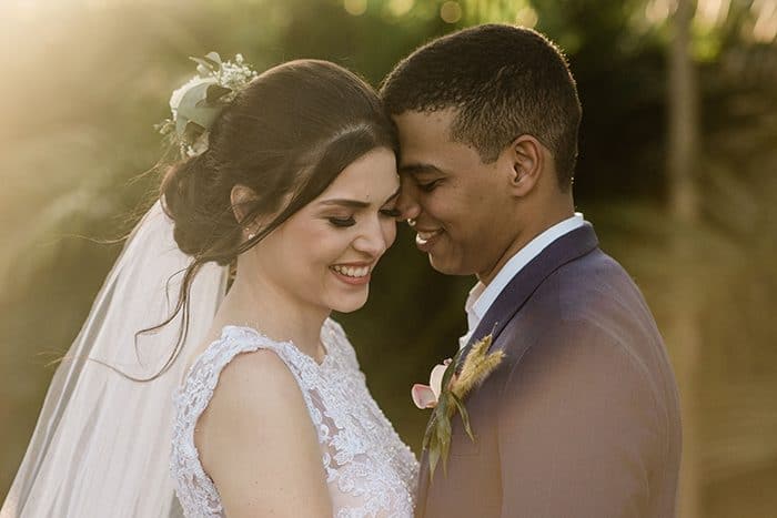 Casamento rústico com cerimônia ao ar livre em tarde ensolarada no Rio de Janeiro &#8211; Sara &#038; Pedro