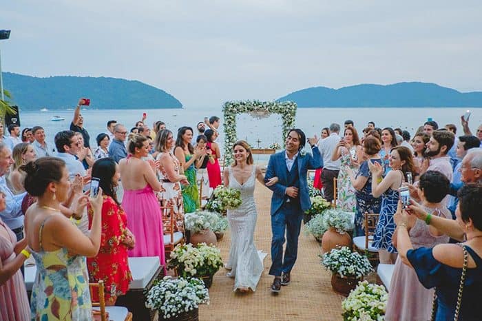 Casamento colorido e sem formalidades na praia de Caraguatatuba &#8211; Renata &#038; Vinicius