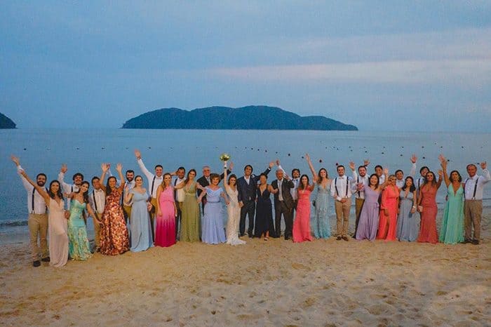 Casamento colorido e sem formalidades na praia de Caraguatatuba &#8211; Renata &#038; Vinicius