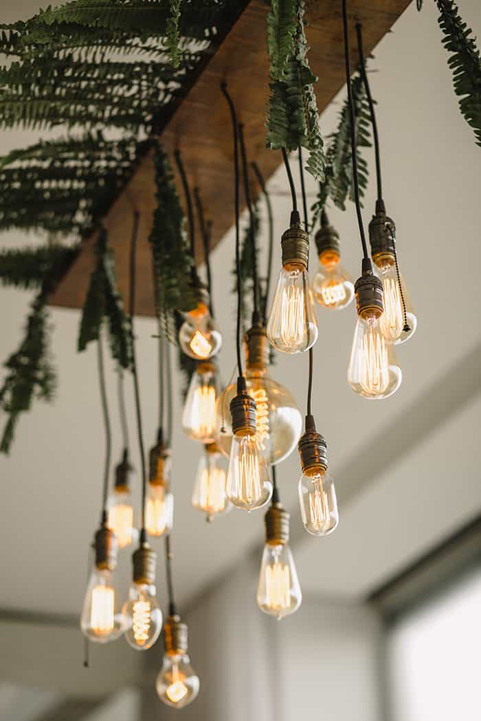 lâmpadas Edison suspensas em decoração
