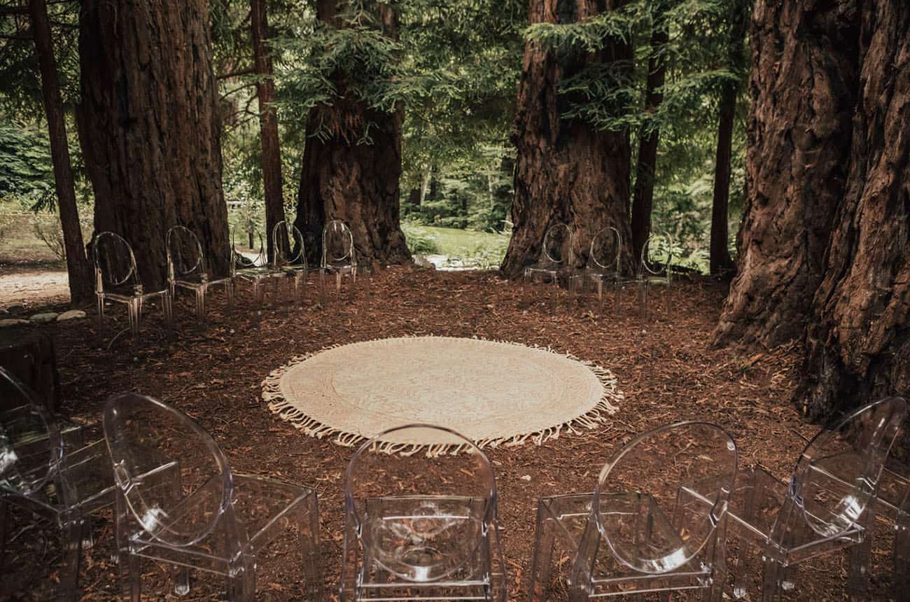 cerimônia de micro wedding na floresta com cadeiras de acrílico em círculo