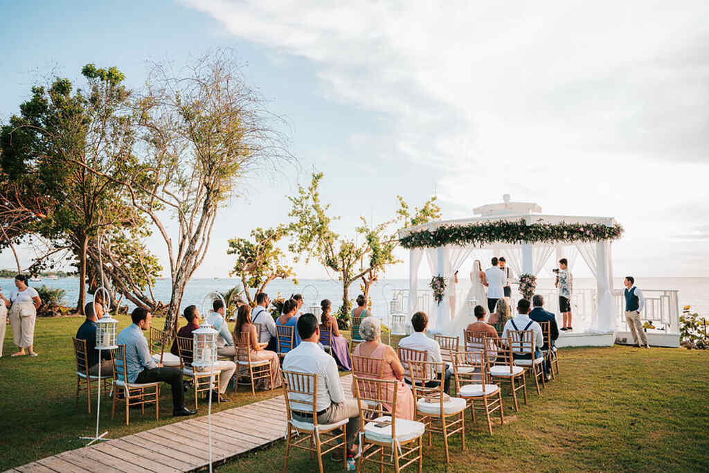 destination wedding no caribe com cerimônia ao ar livre com vista para o mar