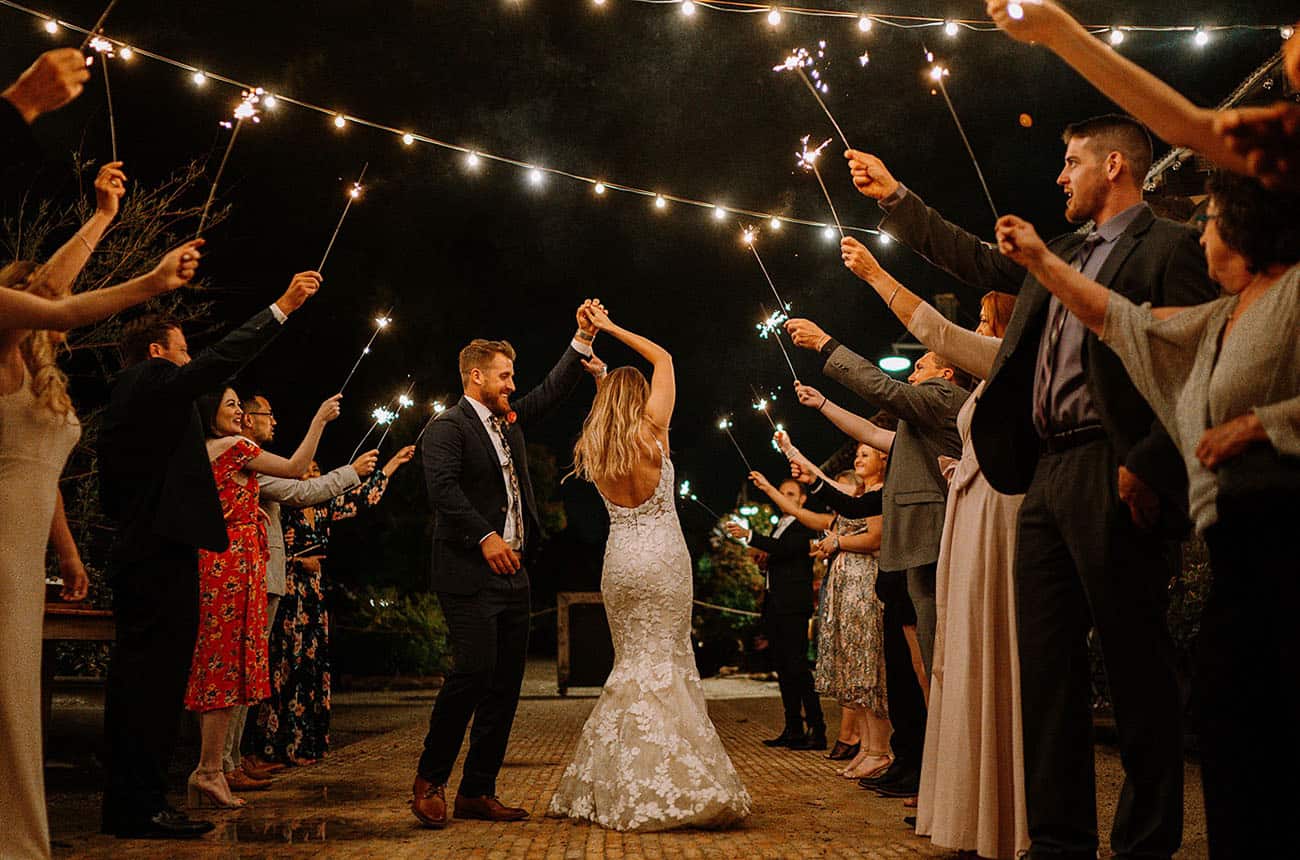 noivos dançando em micro wedding a noite com convidados ao redor 