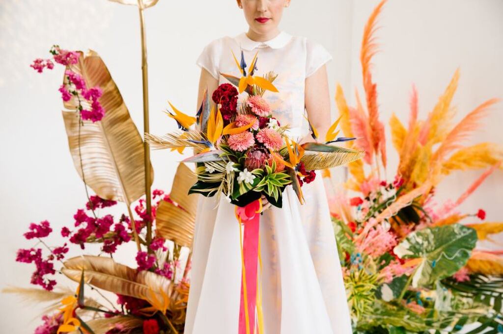 noiva segurando buquê de flores colorido combinando com a paleta de cores do casamento