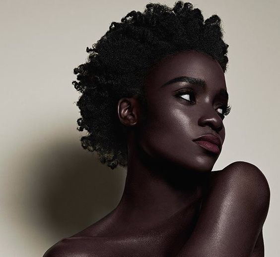 Mulher negra com pele em efeito glow