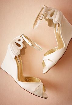 sapato de noiva anabela branca com detalhes vazados