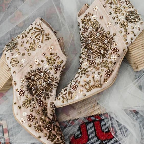 sapato de noiva bota com detalhes em dourado