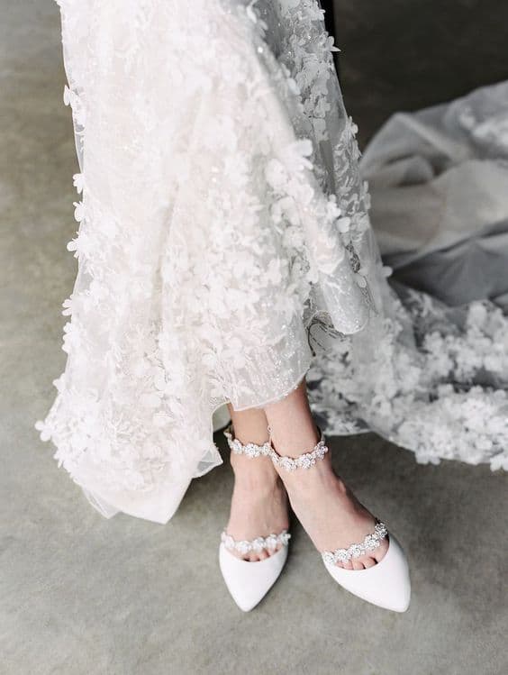 sapato de noiva sandália salto baixo com tira de brilhante casamento no campo