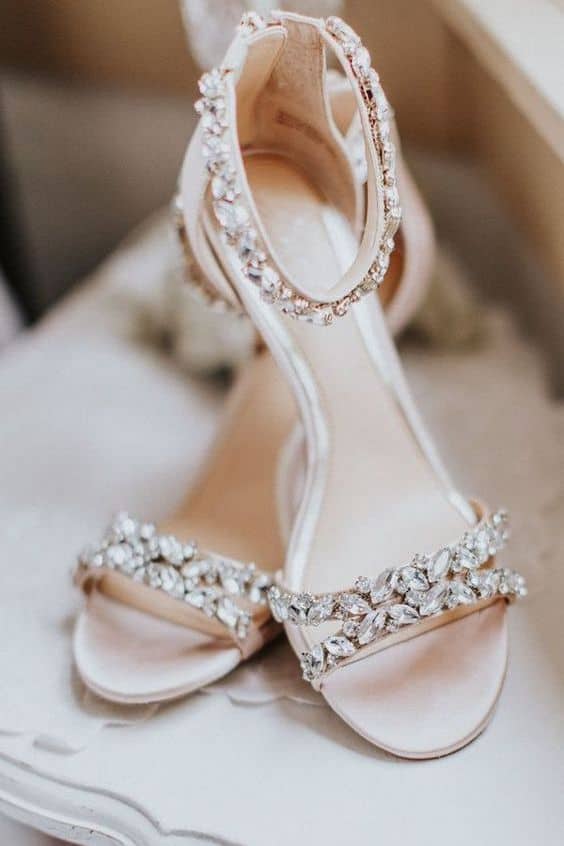 sapato de noiva sandália salto baixo com tira de brilhante casamento no campo