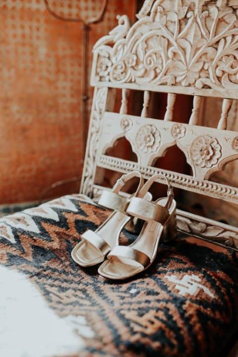 sapato de noiva sandália salto baixo com tira grossa casamento no campo