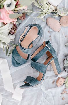 sapato de noiva sandália azul em veludo