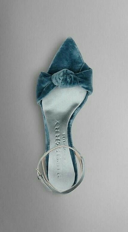 sapato de noiva bico fino azul aveludado
