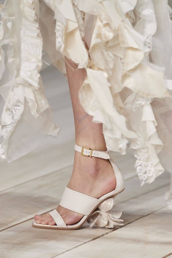 sapato de noiva moderno com salto diferenciado