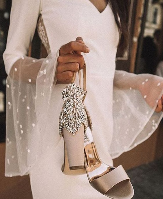 sapato de noiva moderno com detalhe brilhante