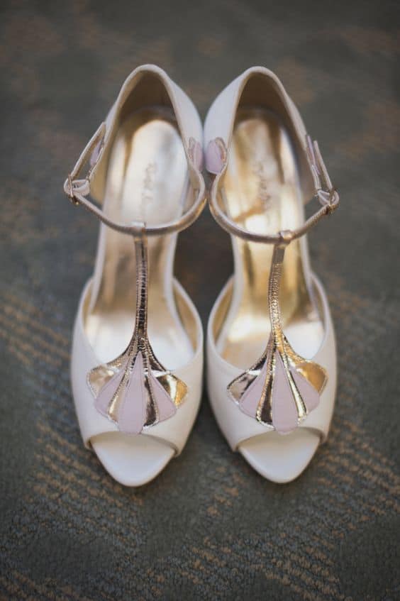 sapato de noiva com detalhes dourado