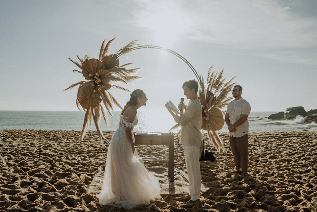 troca de votos de casamento na praia