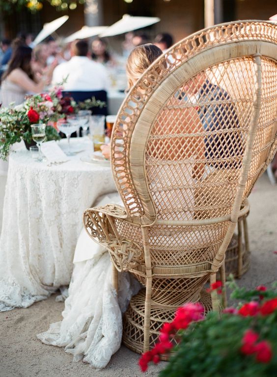 {Tendência} O que é e como usar a Cadeira pavão ou Emmanuelle na decoração do casamento