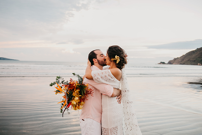 Casamento pé na areia no final da tarde com estilo tropical em São Sebastião &#8211; Renata &#038; André