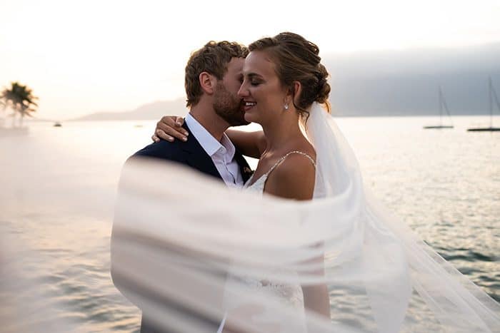 Destination wedding cheio de Brazilian bossa e tropicalismo no Pier 151, em Ilhabela &#8211; Hayley &#038; Kurt