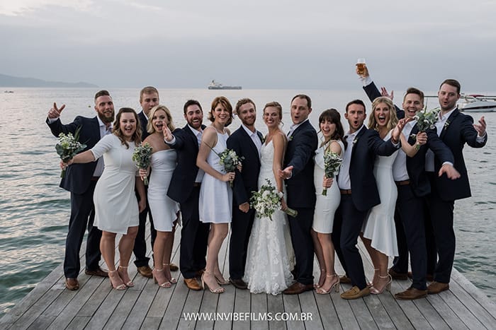 Destination wedding cheio de Brazilian bossa e tropicalismo no Pier 151, em Ilhabela – Hayley & Kurt