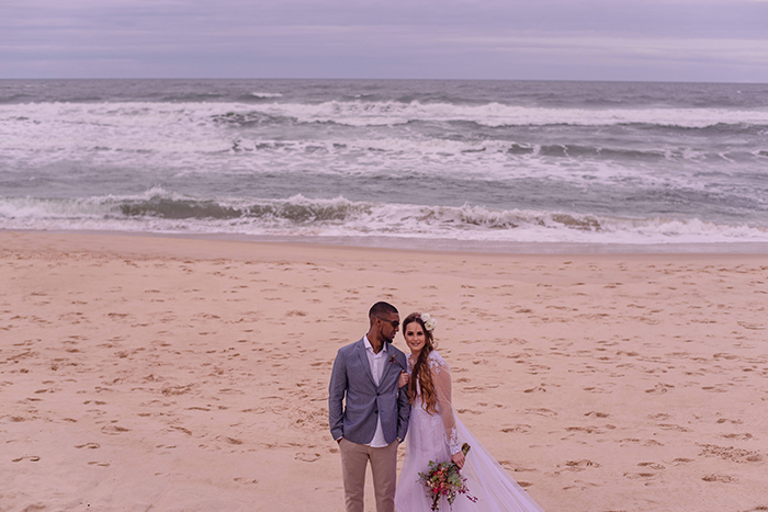Elopement wedding pé na areia em tarde mágica na Praia do Rosa