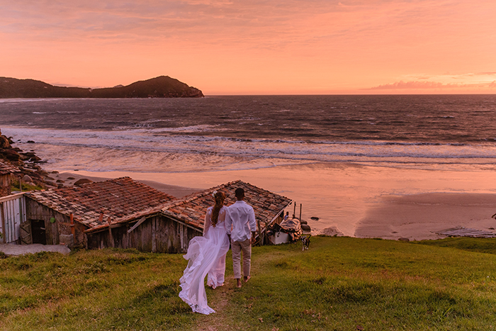 Elopement wedding pé na areia em tarde mágica na Praia do Rosa