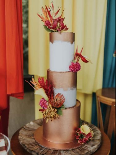 capa post: bolo de casamento três andares dourado