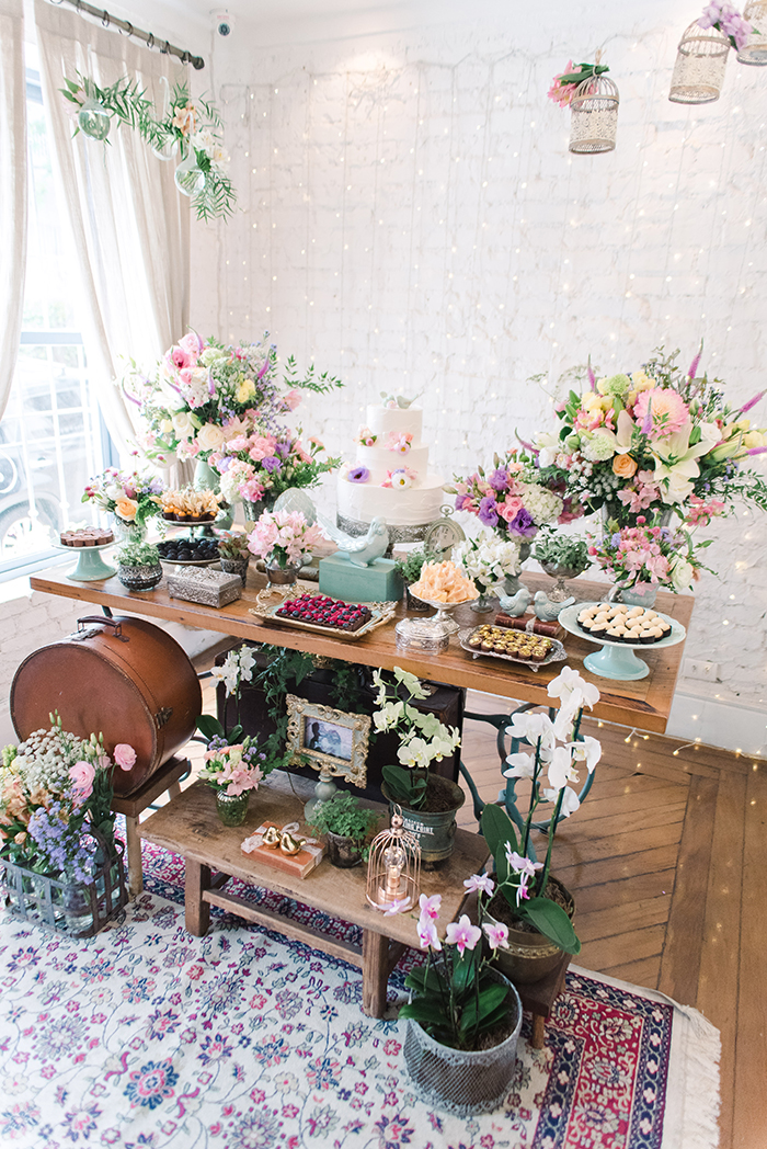 mesa do bolo romântica com flores