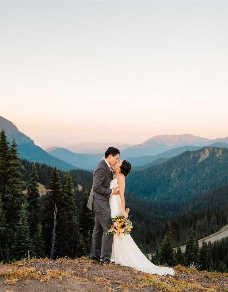 noivos se beijando em casamento na montanha