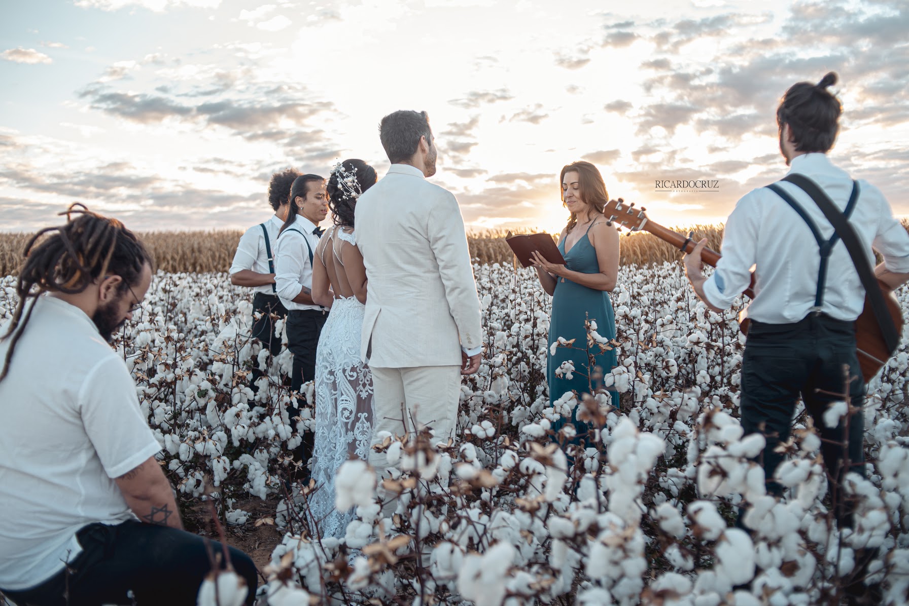 Pessoas na cerimônia de casamento em campo de algodão
