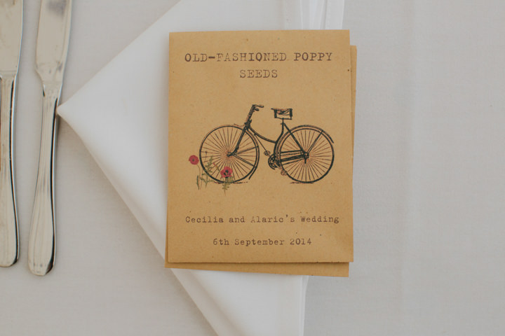convite de casamento sustentável com desenho de uma bicicleta
