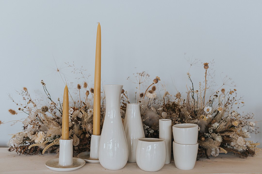 vasos brancos com diferentes tamanhos para decoração de casamento sustentável