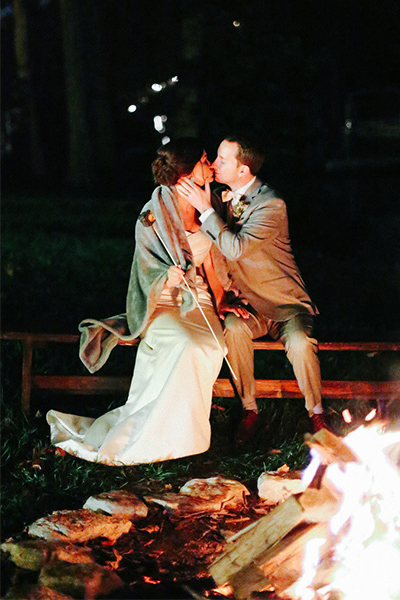noivos em fogueira em casamento no inverno