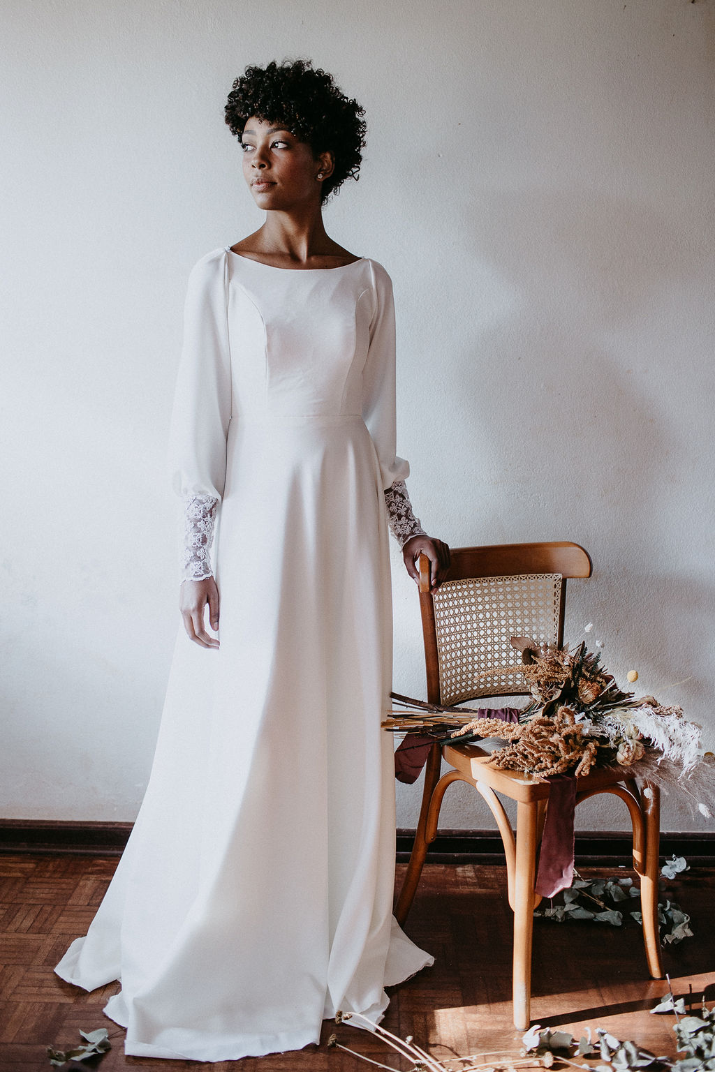 Mulher com vestido de noiva minimalista