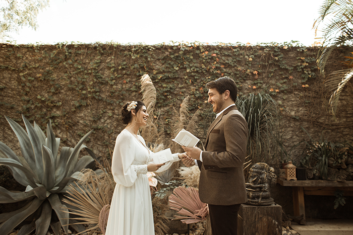 Delicado ensaio home wedding com romântica cerimônia no jardim &#8211; Samar &#038; Arthur