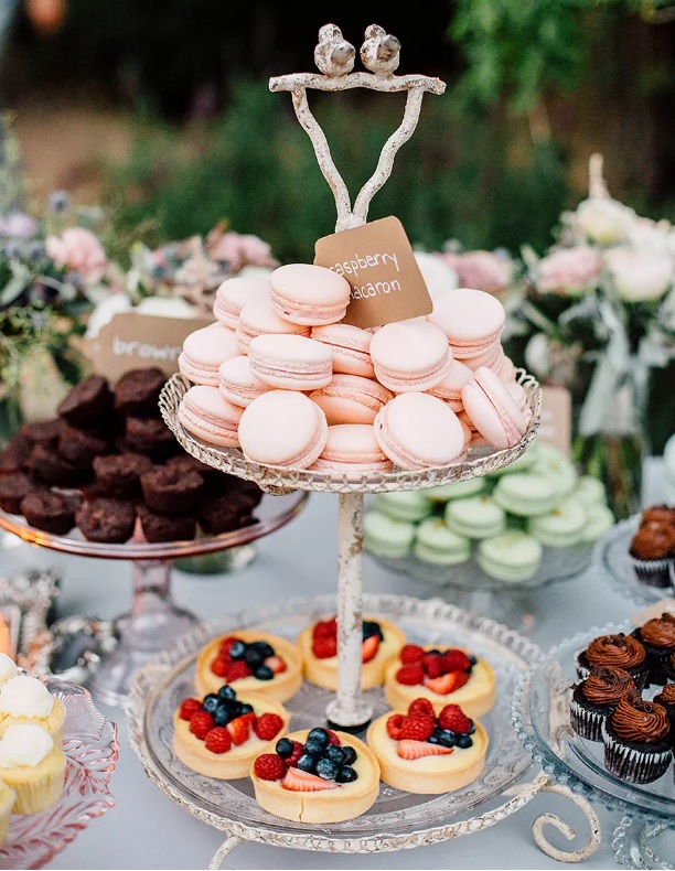 mesa de doces com macarrons para casamento sustentáveis