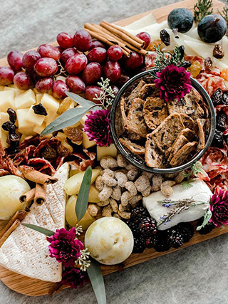  mesa de queijos e frutas em casamento no inverno