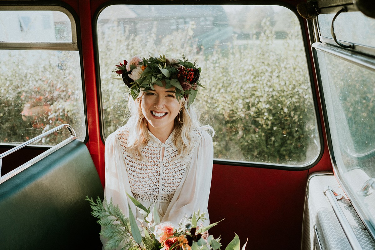 noiva sorridente para foto com coroa de flores em casamento sustentável