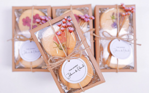 capa post: lembrancinha de casamento produzida com caixinha de papel craft com biscoitos artesanais amanteigados e flores secas prensadas.