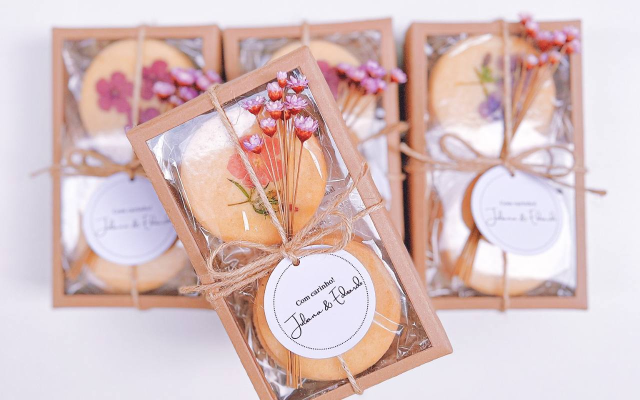 lembrancinha de casamento produzida com caixinha de papel craft com biscoitos artesanais amanteigados e flores secas prensadas.