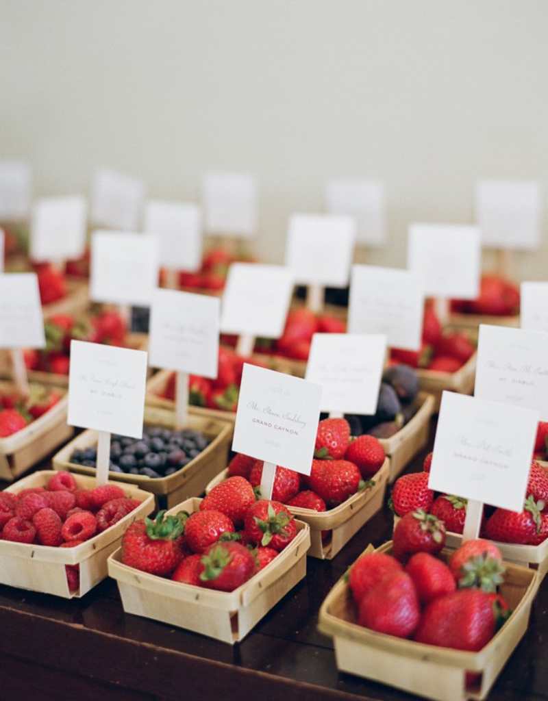 pequenos cestos de palha com morangos, mirtilos, framboesas e frutas da estação para lembrancinha de casamento rústico