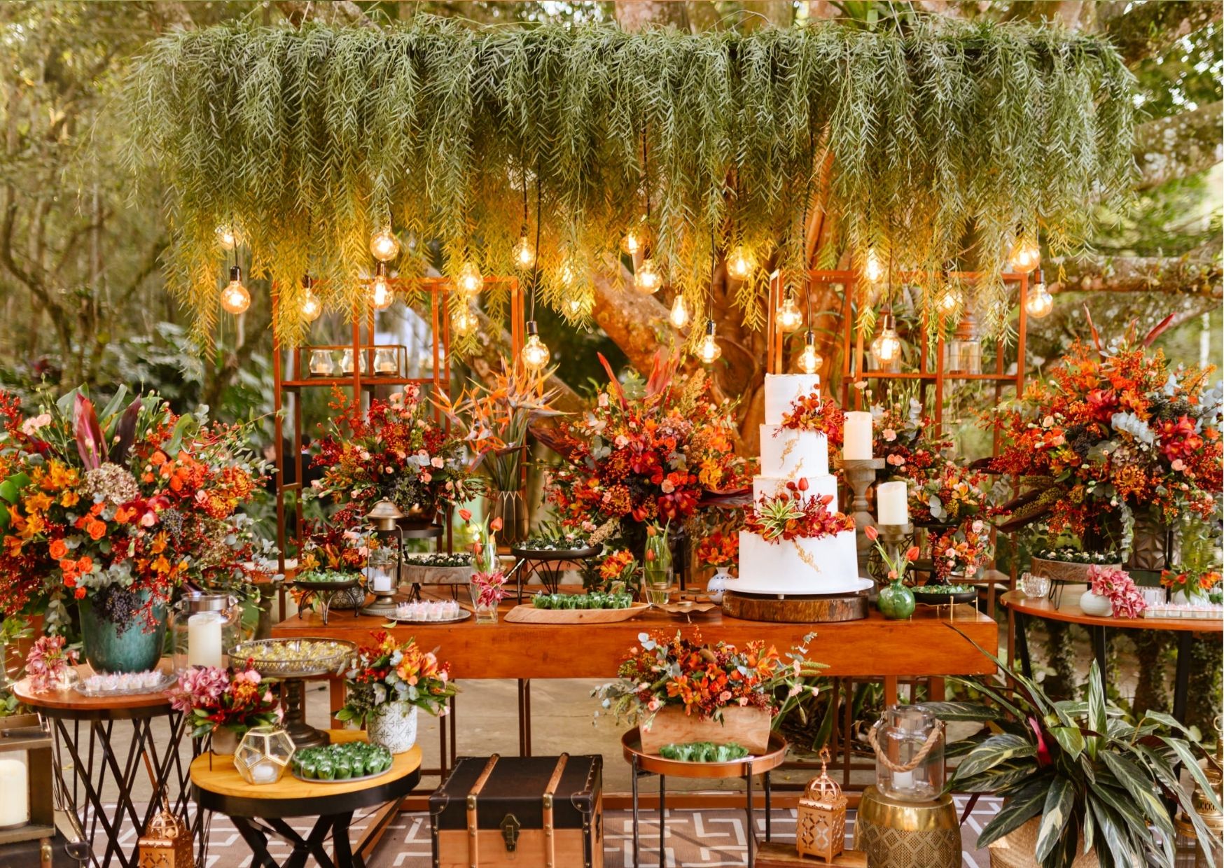 Mesa com bolo de casamento decorada com flores