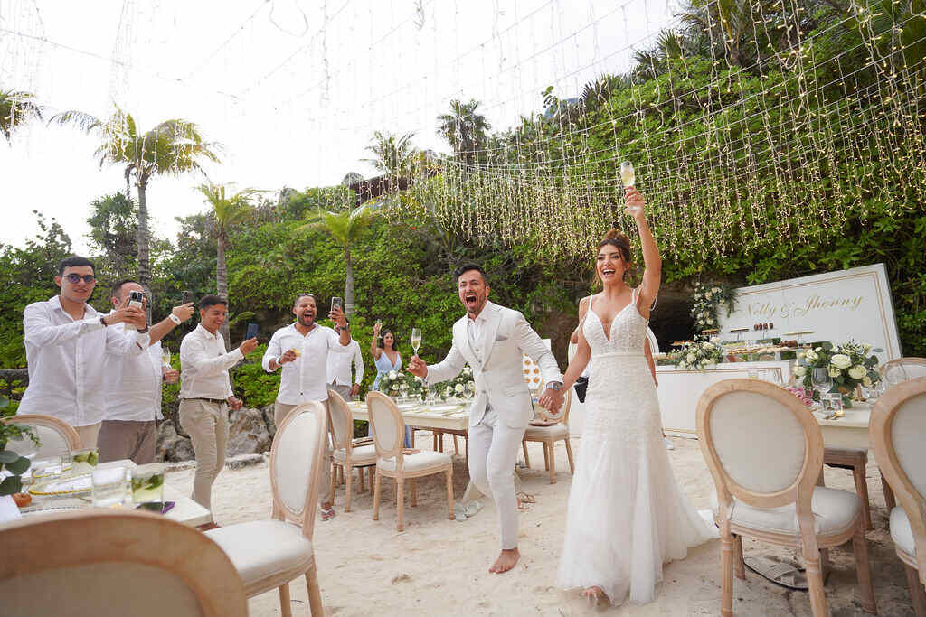 noivos entrando em festa de casamento no hotel xcaret méxico